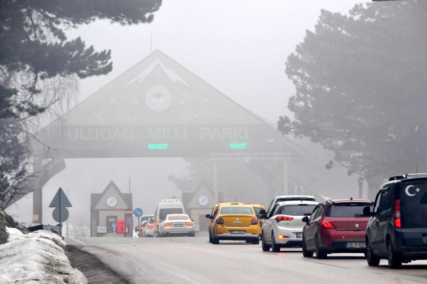 Tatilcilerin akınına uğrayan Uludağda 11 kilometre kuyruk