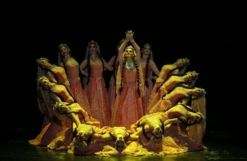 Dağıstanlı dansçılar Bursalıları büyüledi