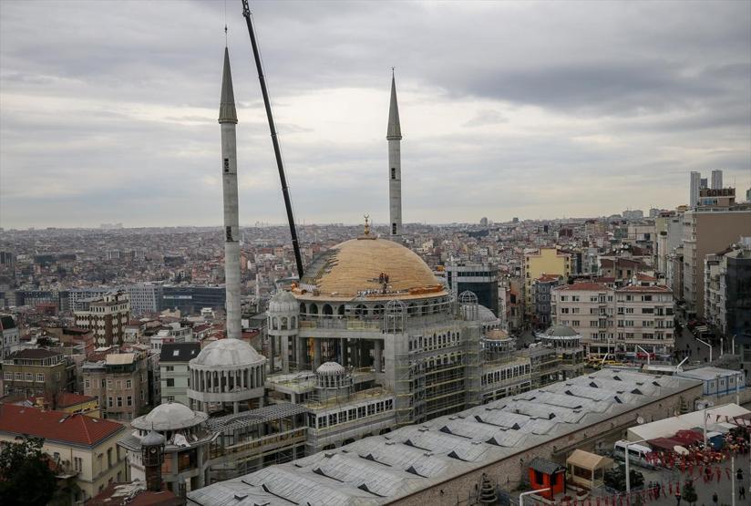 Taksim Camisinin minare külahı yerleştirildi