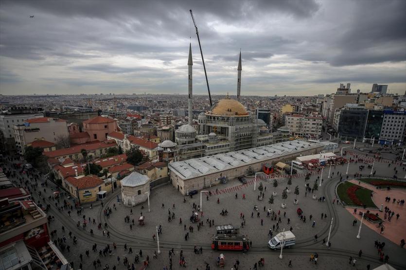 Taksim Camisinin minare külahı yerleştirildi