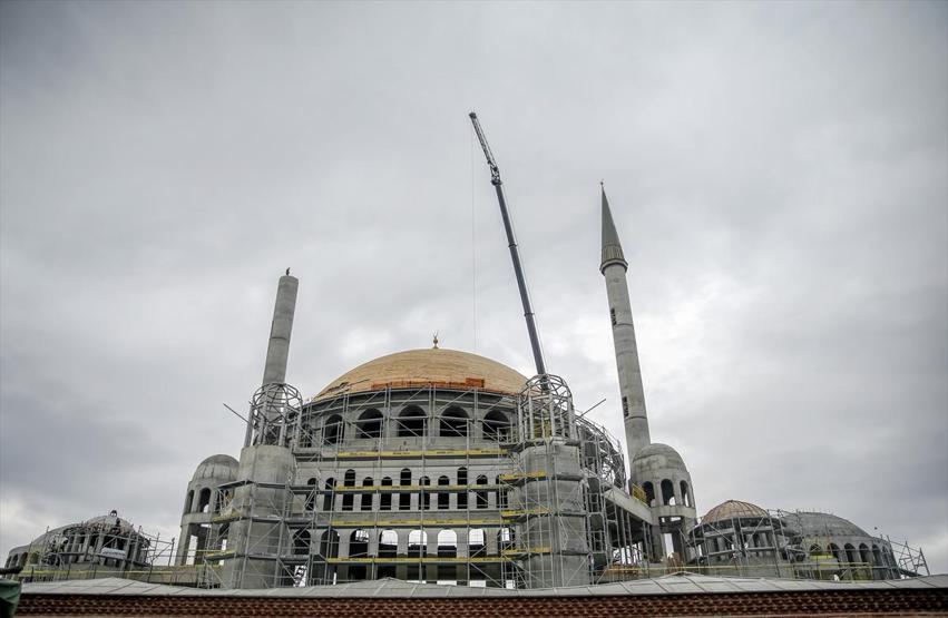 Taksim Camisinin minare külahı yerleştirildi