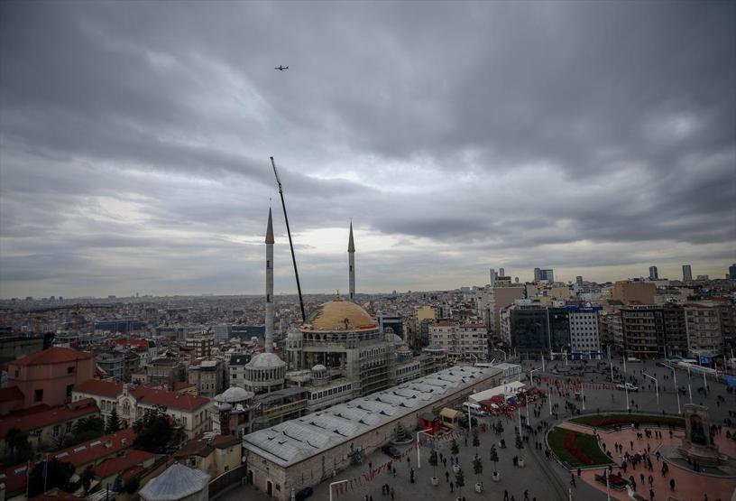 Taksim Camisinin minare külahı yerleştirildi
