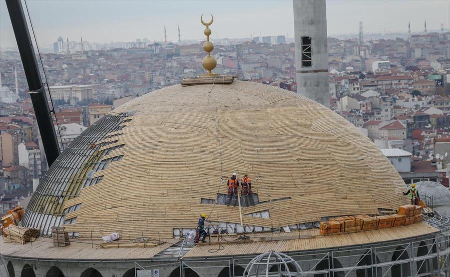 Taksim Camisinin minare külahı yerleştirildi