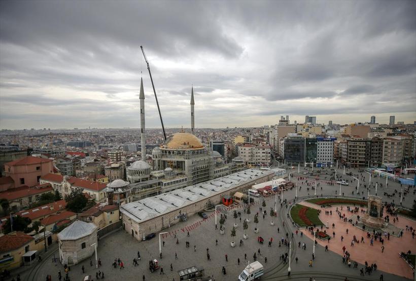 Taksim Camisinin minare külahı yerleştirildi