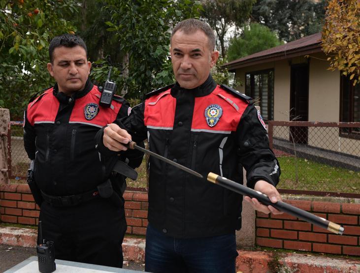 Yer: Adana... Bastondan kılıç çıktı