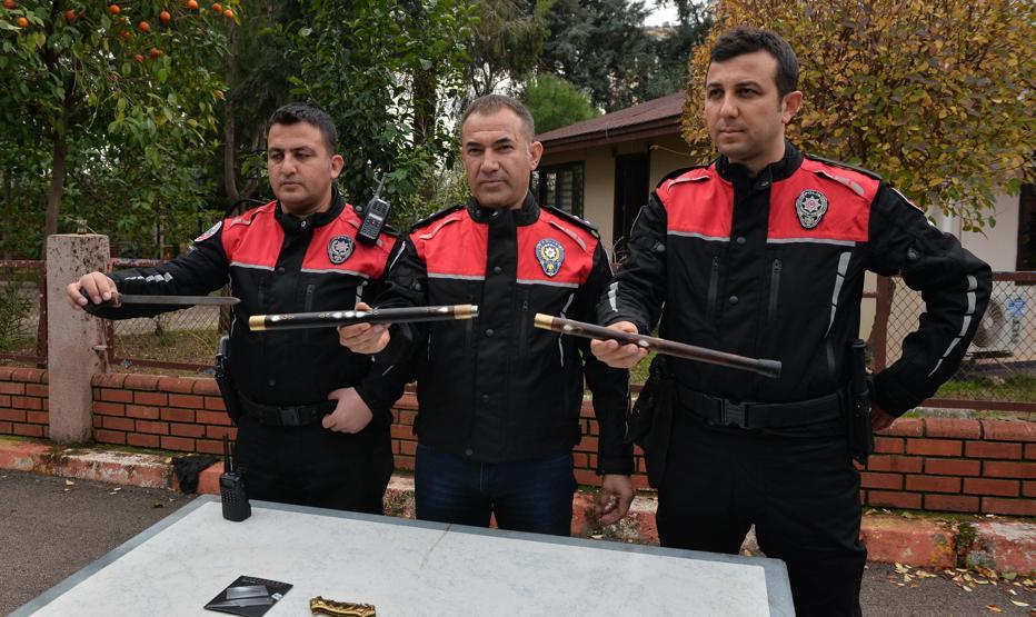 Yer: Adana... Bastondan kılıç çıktı