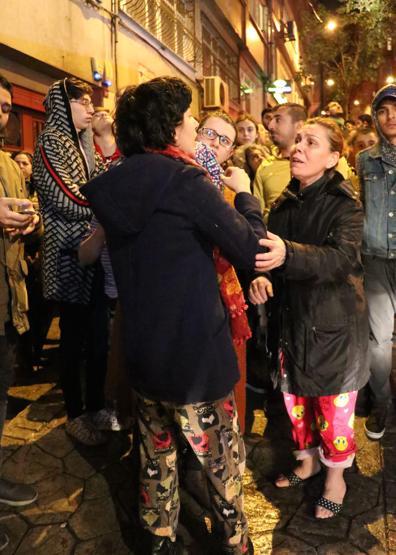 Beyoğlunda can pazarı: 6sı çocuk 11 kişi mahsur kaldı