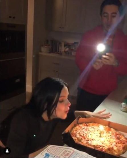 Ariel Winterdan pizzalı doğum günü kutlaması