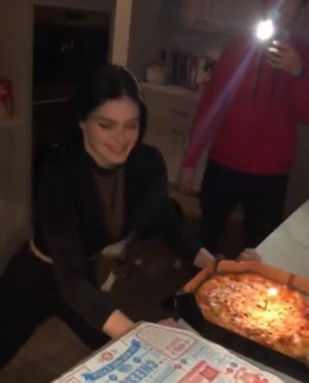 Ariel Winterdan pizzalı doğum günü kutlaması