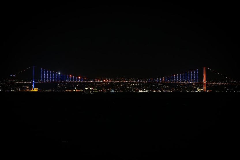 İstanbul mavi ve turuncuya büründü