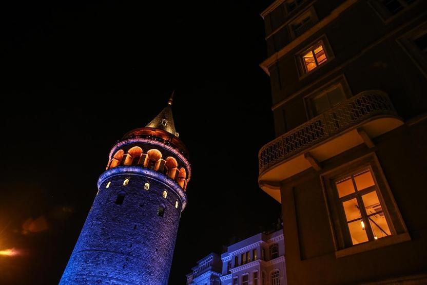 İstanbul mavi ve turuncuya büründü