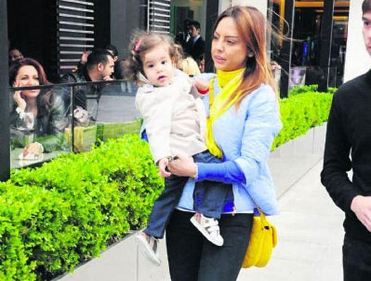 Umreye giden Ebru Gündeşten hamilelik açıklaması