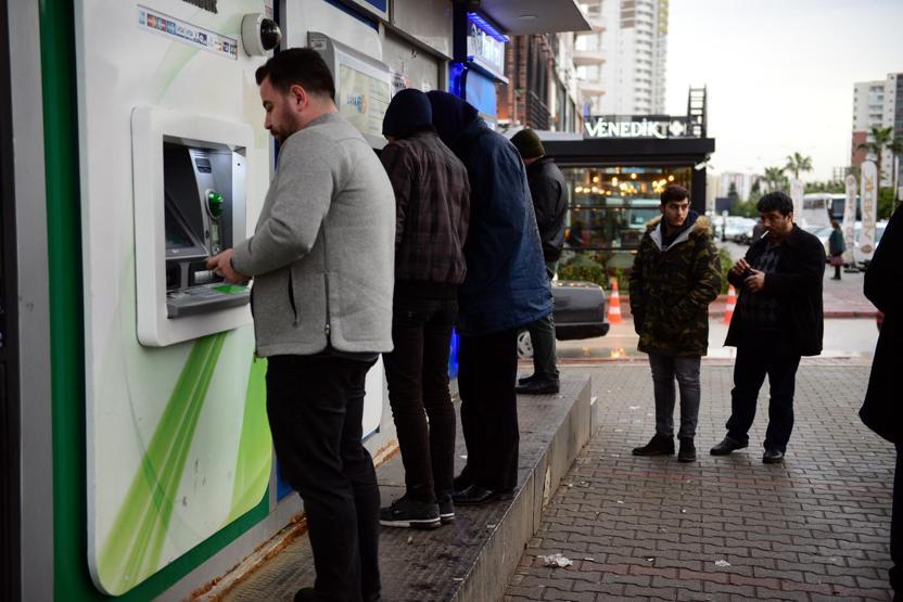 Banka görevlisi oyunu bozdu... ATMye düzenek yerleştirdiler