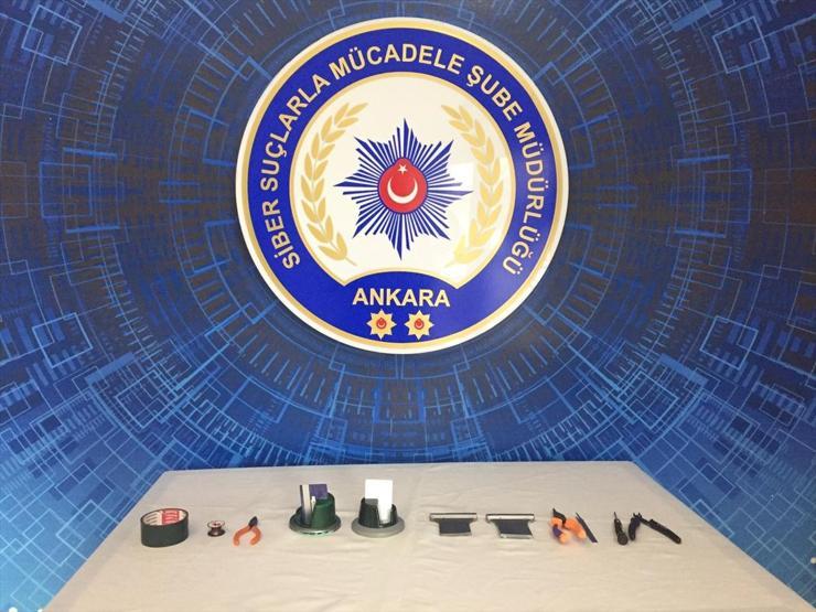Banka görevlisi oyunu bozdu... ATMye düzenek yerleştirdiler