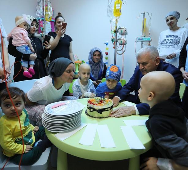 Binali Yıldırımdan Çocuk Onkoloji Servisine ziyaret