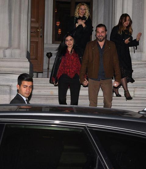 Neslişah Alkoçlar ile Engin Altan Düzyatan, koşarak eve gittiler