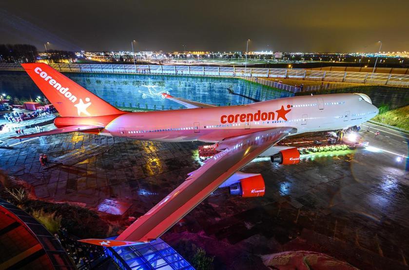 Hollandada Türk otelin bahçesine jumbo uçak konuşlandırıldı