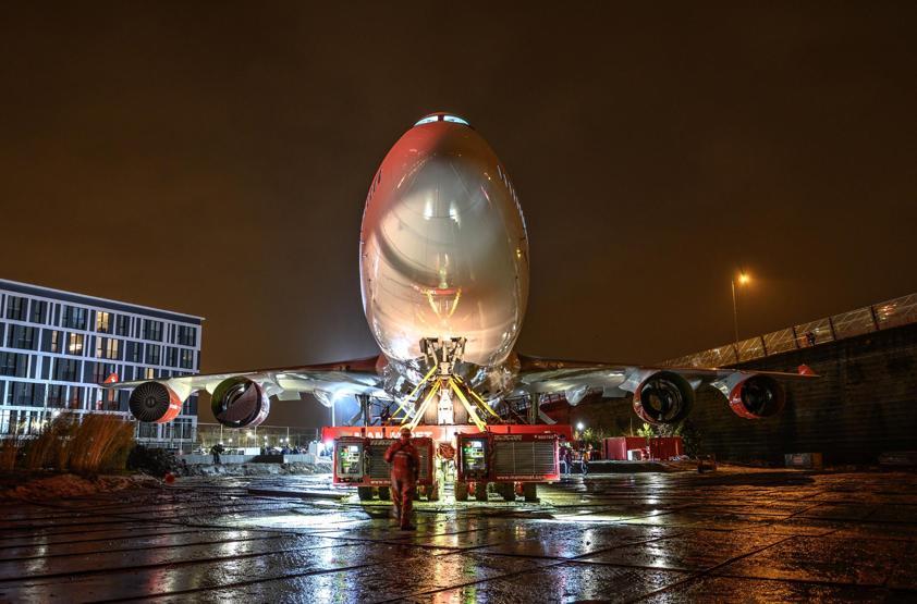 Hollandada Türk otelin bahçesine jumbo uçak konuşlandırıldı