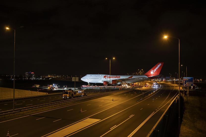 Hollandada Türk otelin bahçesine jumbo uçak konuşlandırıldı
