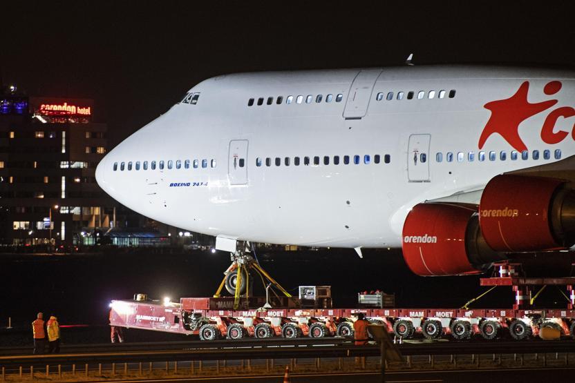 Hollandada Türk otelin bahçesine jumbo uçak konuşlandırıldı