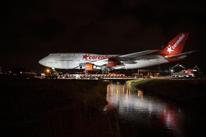 Hollandada Türk otelin bahçesine jumbo uçak konuşlandırıldı