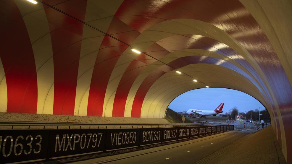 Hollandada Türk otelin bahçesine jumbo uçak konuşlandırıldı