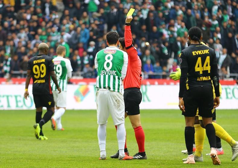 Konyaspor - Yeni Malatyaspor maçının ilk yarısındaki tek heyecanlı pozisyon