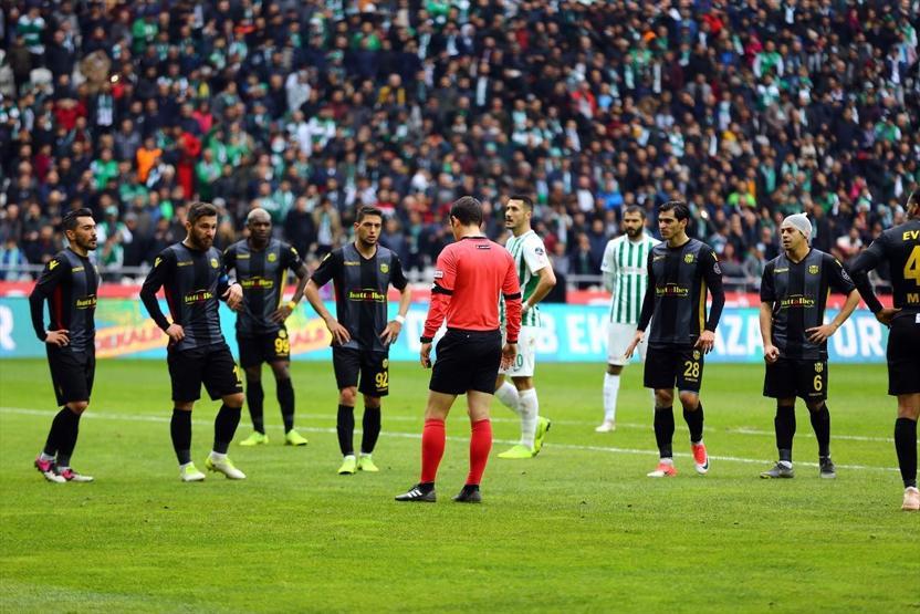 Konyaspor - Yeni Malatyaspor maçının ilk yarısındaki tek heyecanlı pozisyon