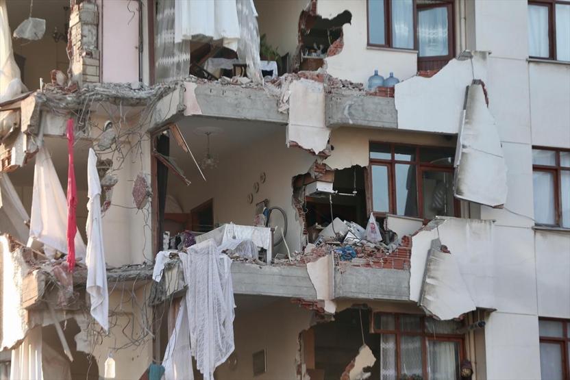 Kartalda riskli binanın yıkımı sürüyor