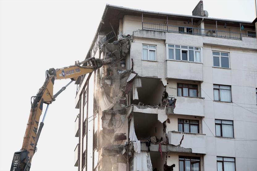 Kartalda riskli binanın yıkımı sürüyor