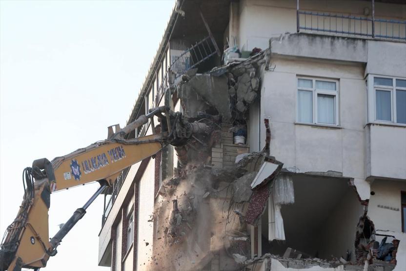 Kartalda riskli binanın yıkımı sürüyor