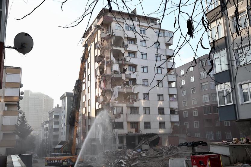 Kartalda riskli binanın yıkımı sürüyor