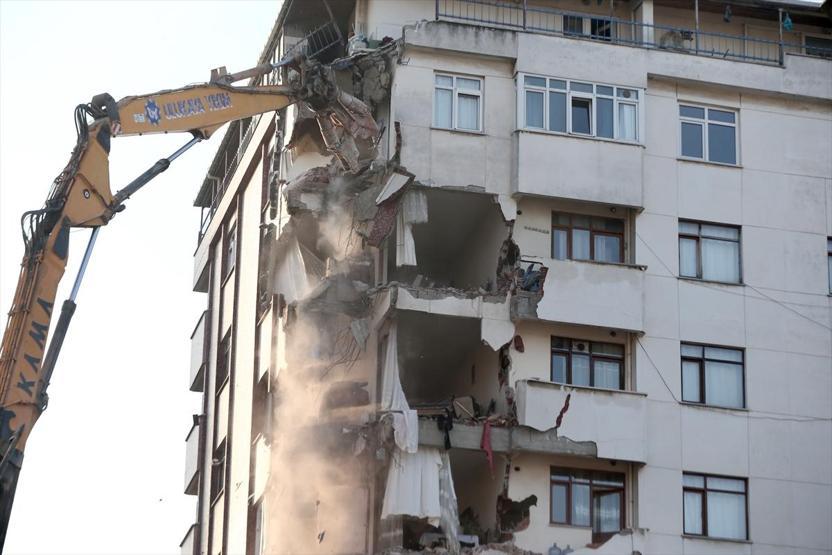 Kartalda riskli binanın yıkımı sürüyor