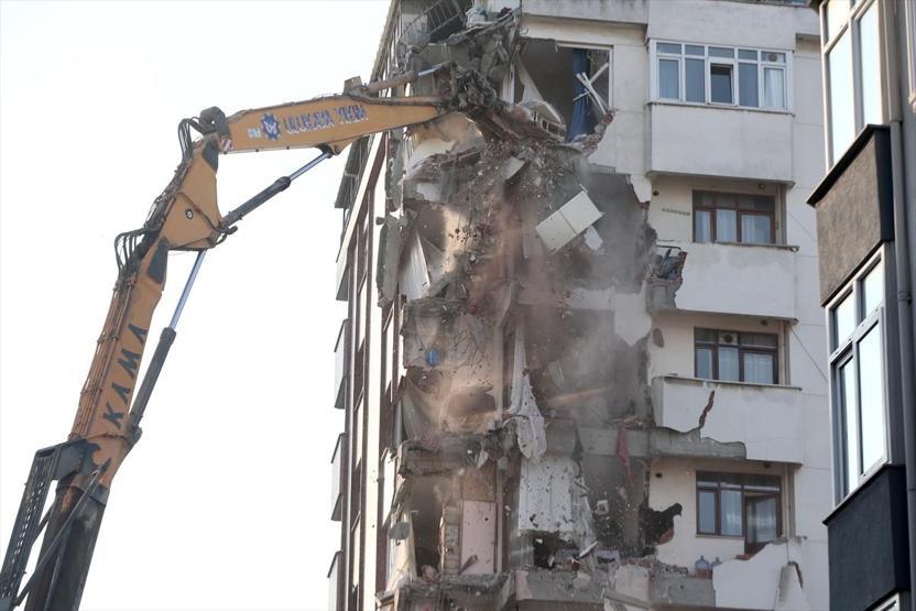 Kartalda riskli binanın yıkımı sürüyor