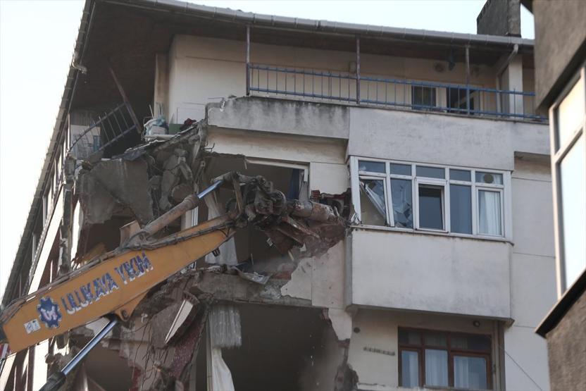 Kartalda riskli binanın yıkımı sürüyor