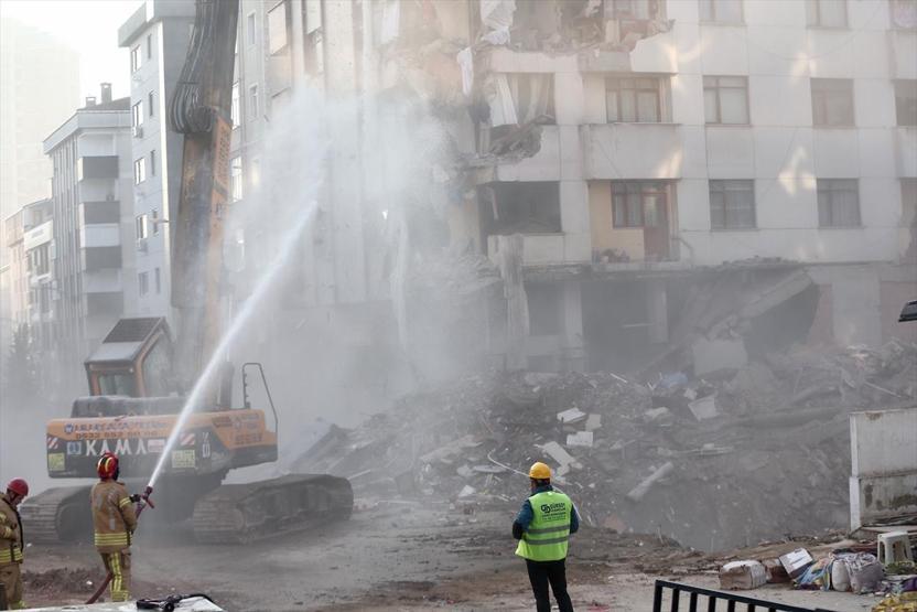 Kartalda riskli binanın yıkımı sürüyor