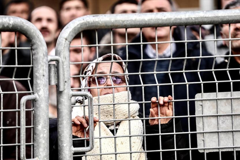 Kartalda riskli binanın yıkımı sürüyor