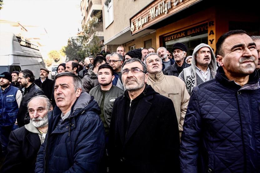 Kartalda riskli binanın yıkımı sürüyor