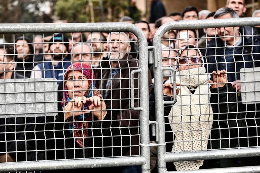 Kartalda riskli binanın yıkımı sürüyor