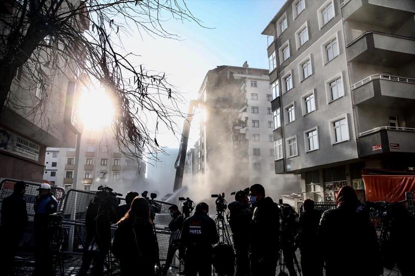 Kartalda riskli binanın yıkımı sürüyor