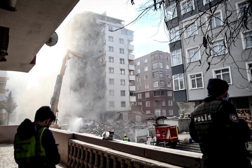 Kartalda riskli binanın yıkımı sürüyor