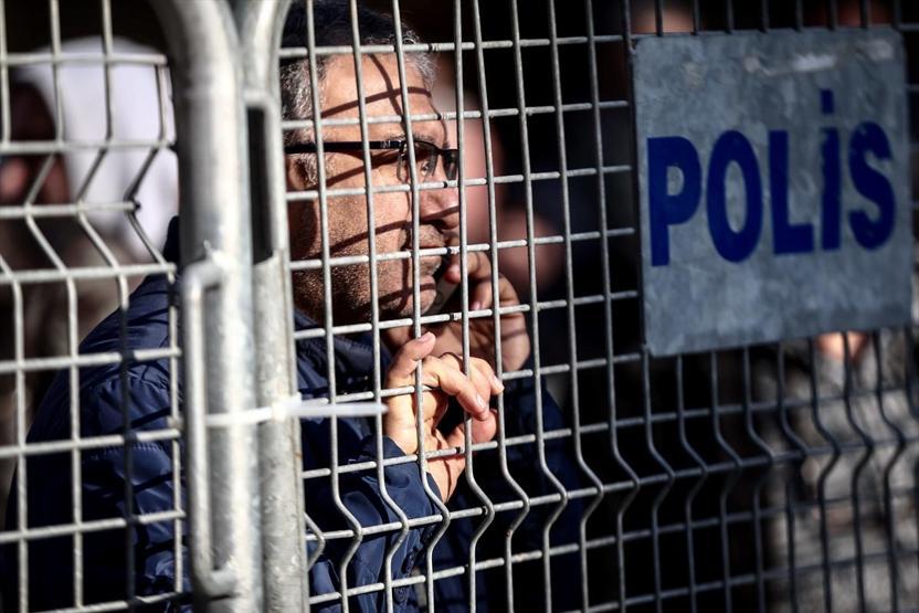 Kartalda riskli binanın yıkımı sürüyor