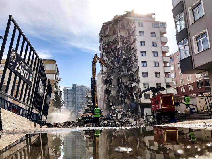 Kartalda riskli binanın yıkımı sürüyor