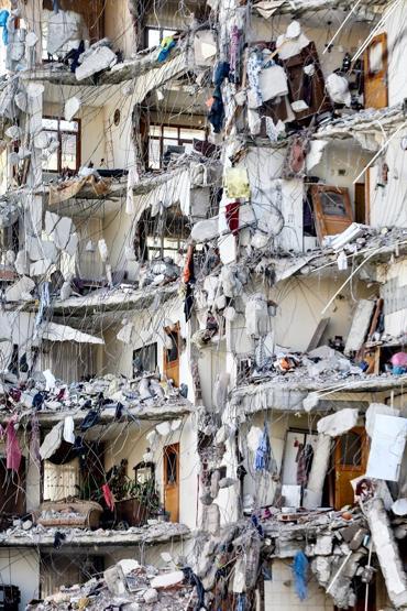 Kartalda riskli binanın yıkımı sürüyor