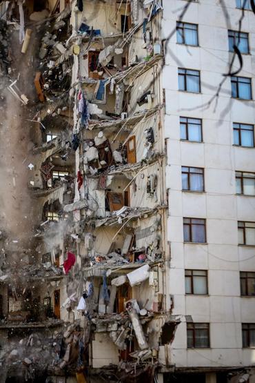 Kartalda riskli binanın yıkımı sürüyor