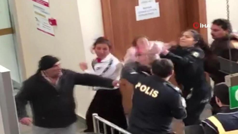 Duruşma sonrası öfkeli kadın bebeğini polislerin üzerine fırlatmaya kalktı
