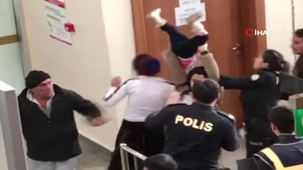 Duruşma sonrası öfkeli kadın bebeğini polislerin üzerine fırlatmaya kalktı