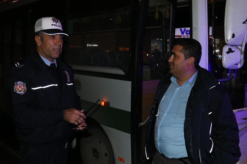 Direksiyon başında okey oynayan halk otobüsü şoförü yakalandı