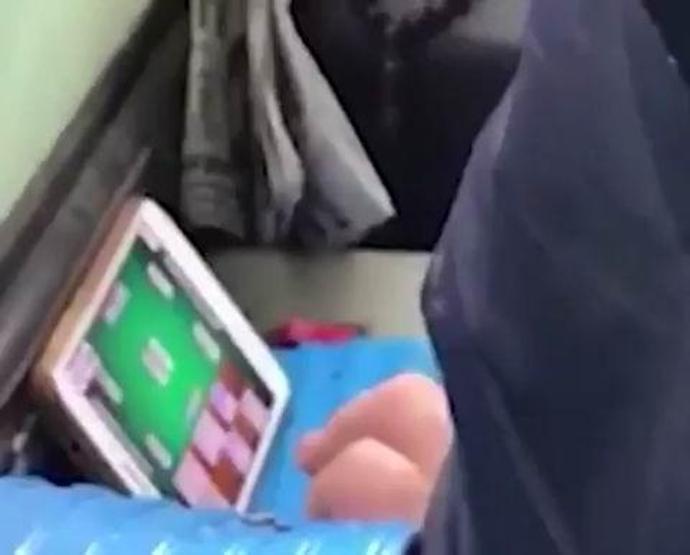 Direksiyon başında okey oynayan halk otobüsü şoförü yakalandı
