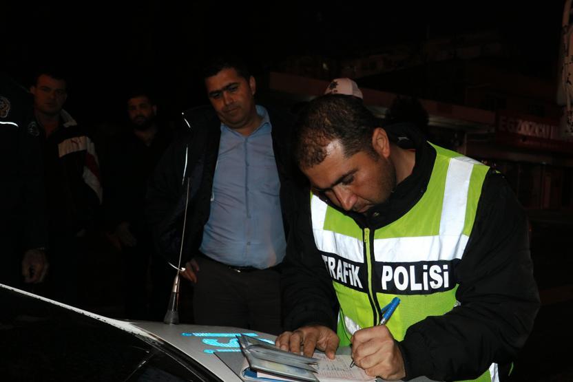 Direksiyon başında okey oynayan halk otobüsü şoförü yakalandı